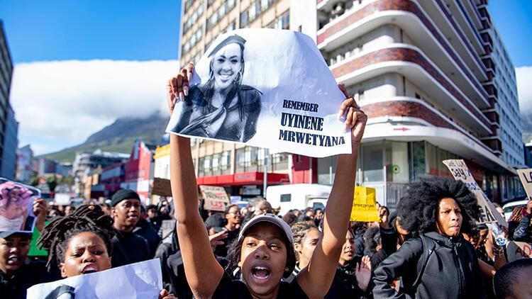 Güney Afrika'da binlerce kadın parlamentoya yürüdü olağanüstü hal ilan edilmesini