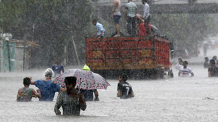 Hindistan da şiddetli yağış ve sel faciası Bin 422 ölü