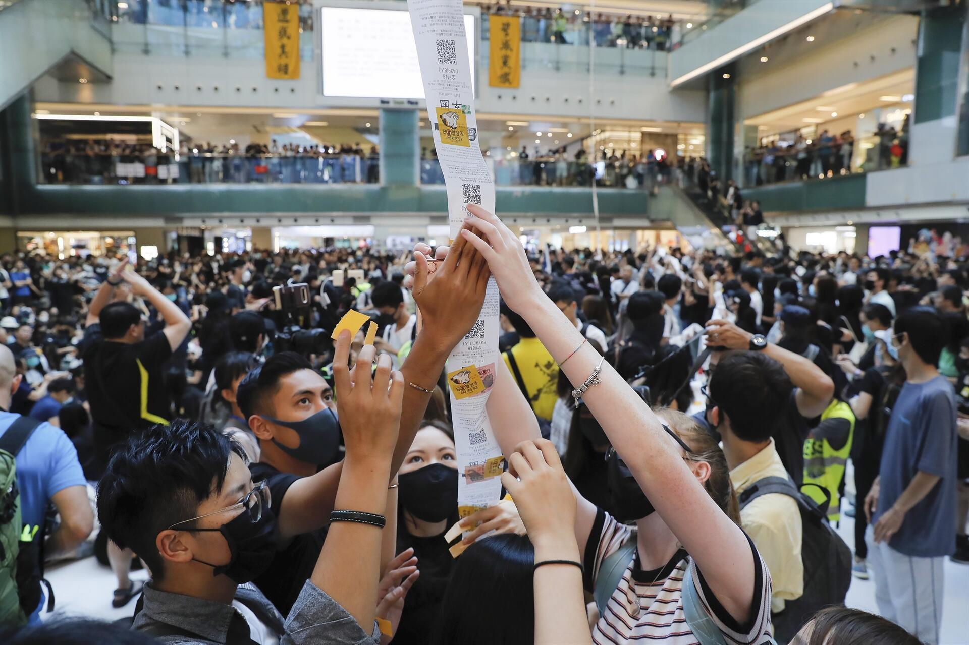 Son dakika Hong Kong'da protestocular AVM'yi bastı