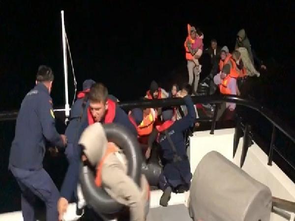 Edirne'de lastik botta 40 kaçak göçmen yakalandı