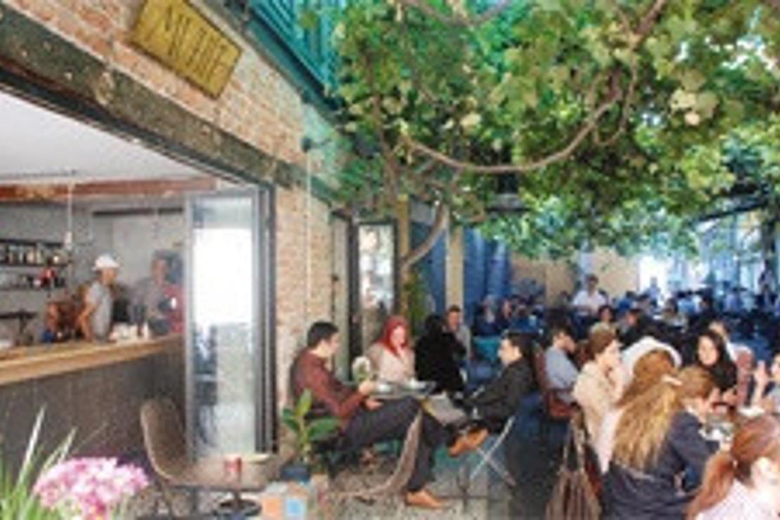 Mahalleye yeni taşınan yakışıklılar