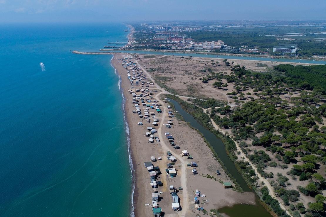 Sahile kurulan obalar kaldırıldı