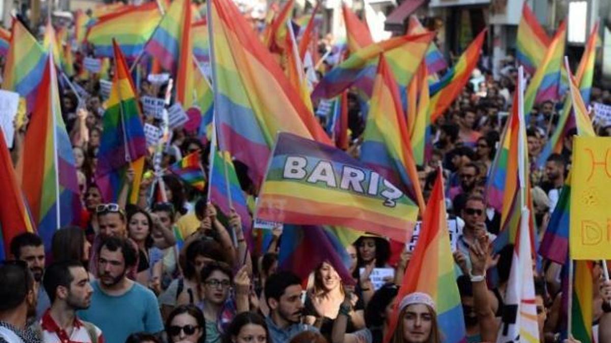 Lgbt Onur Haftas Onur Y R Y Ile Sona Erecek Magazin Haberleri