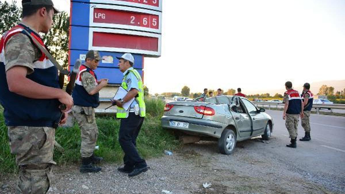 Erbaa Haberleri Otomobil akaryakıt istasyonunun tabelasına çarptı 1