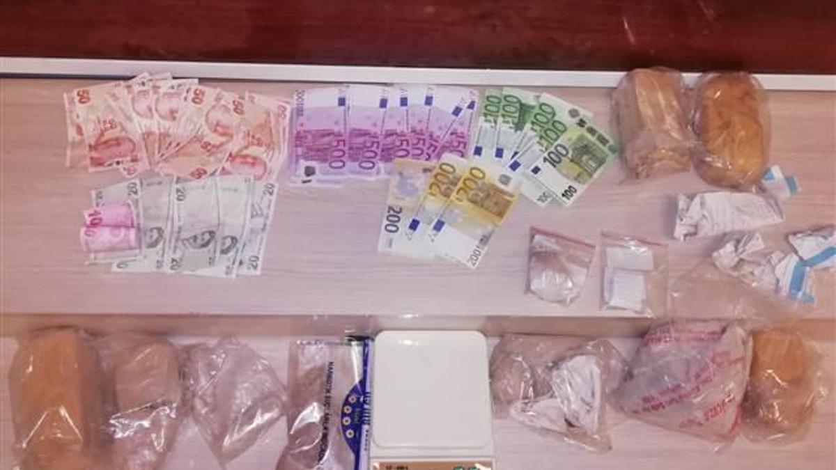 Van da uyuşturucu baskını 2 kilo 883 gram eroin ele geçirildi Son