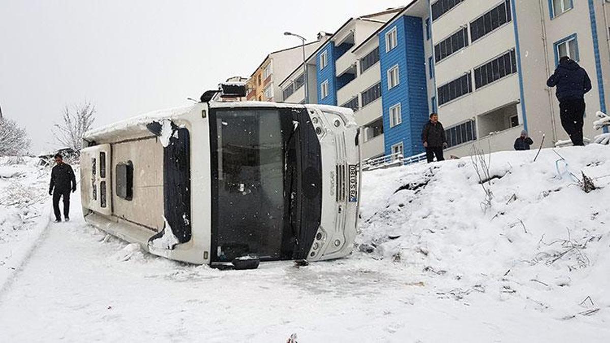 Buz Tutan Yolda Kayan I I Servisi Devrildi Son Dakika Haberler