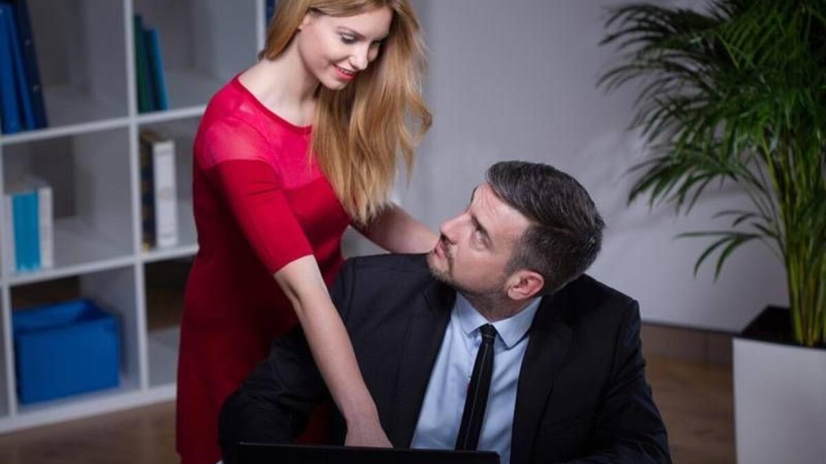 Босс смотрит через скрытую камеру на жаркий секс сотрудников в офисе
