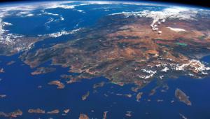 Türkiye ufuk çizgisinin hemen altında Akdeniz’in ucunda hayal meyal uzanıyordu