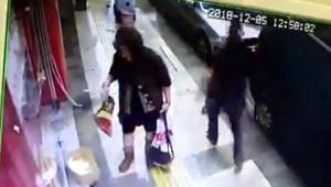 Kediye vurup, üzerindeki battaniyeyi aldı