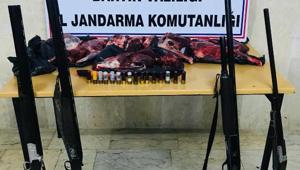4 kaçak avcı, parçalara ayırdıkları karaca ile yakalandı