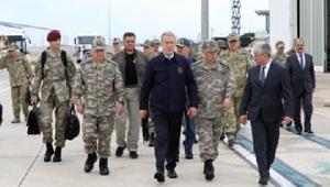 Bakan Akar ve komutanlar Suriye sınırında