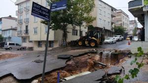 Kocaelinde sağanak; ev ve iş yerlerini su bastı, yol çöktü
