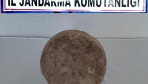 Otomobilde haç işaretli mezar taşı bulundu