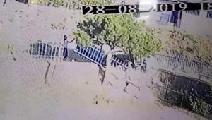 Traktör, duvarı yıkıp okulun bahçesine daldı