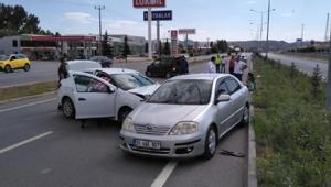 3 otomobilin karıştığı kaza güvenlik kamerasında