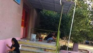 Muhtar, müdür, öğretmen ve veliler okulu boyayıp, temizlik yaptı