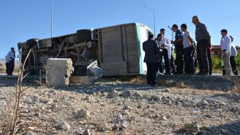 Malatya'da yolcu otobüsü devrildi: Çok sayıda yaralı var