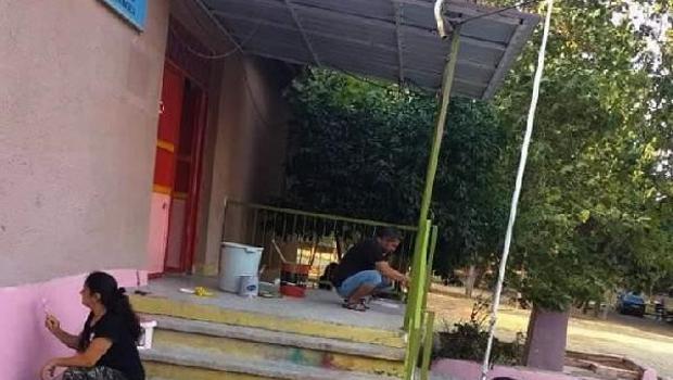 Muhtar, müdür, öğretmen ve veliler okulu boyayıp, temizlik yaptı