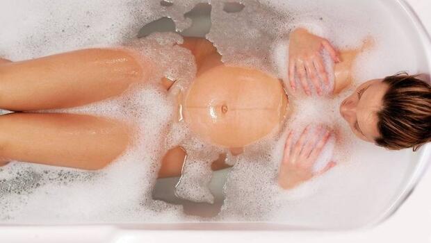 Пышка с натуральными сиськами принимает ванную на камеру и намыливает сочное тело