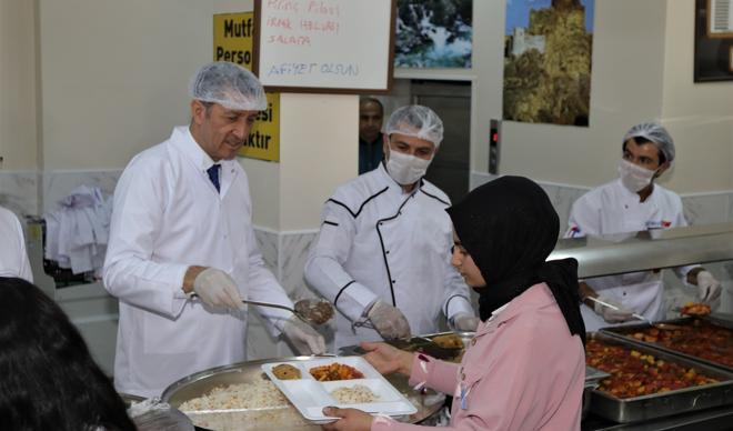 Bakan Selçuk: Van’da 53 bin öğrenciye her gün sıcak yemek veriliyor Bakan Selçuk: Van’da 53 bin öğrenciye her gün sıcak yemek veriliyor