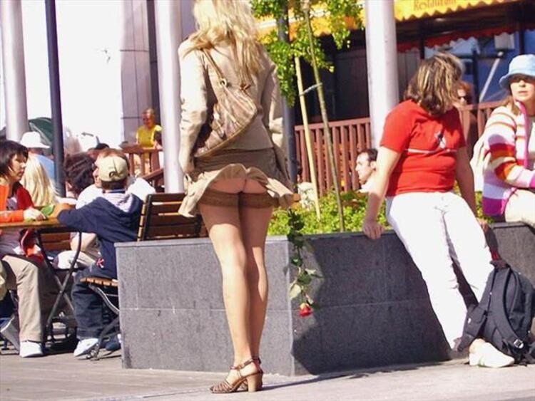 Блондинка задрала юбку на улице