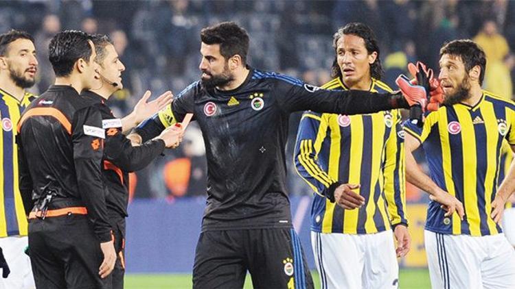 Fenerbahçe'de flaş karar! Cezalı Volkan Demirel maç kafilesinde