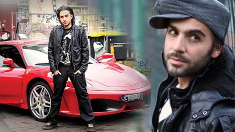 Yeni klibi için Ferrari parçaladı!
