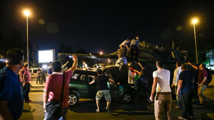 İstanbul ve Ankara'da vatandaşlara ateş açıldı: Reklamcı Erol Olçak ve oğlu öldü
