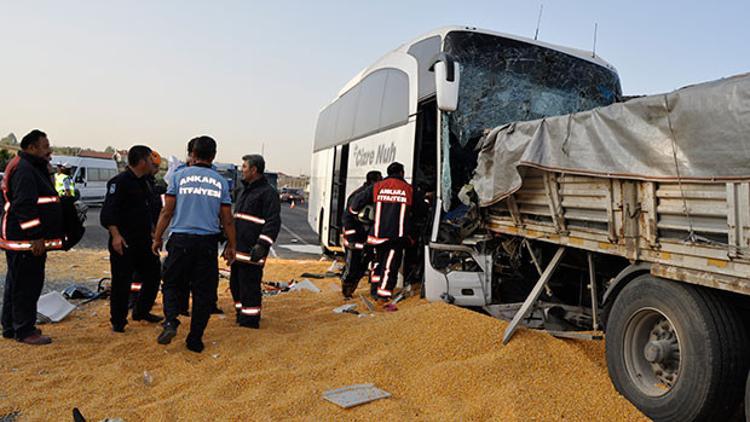 Son dakika... Yolcu otobüsü TIR'la çarpıştı: 3 ölü, çok sayıda yaralı