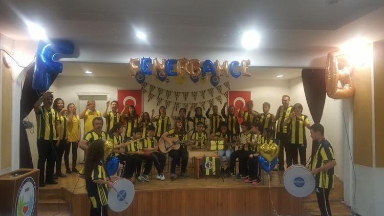 Fenerbahçe Marşı'nı hem çaldılar hem söylediler