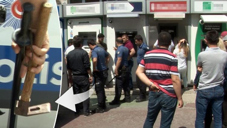 Yer Beylikdüzü... ATM’ye keserle saldırıp, üzerine bu notu yapıştırdı…