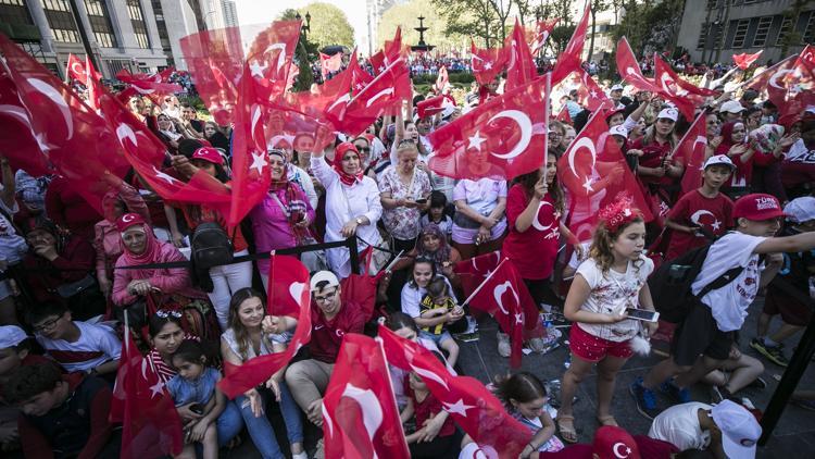 New York kırmızı beyaza büründü