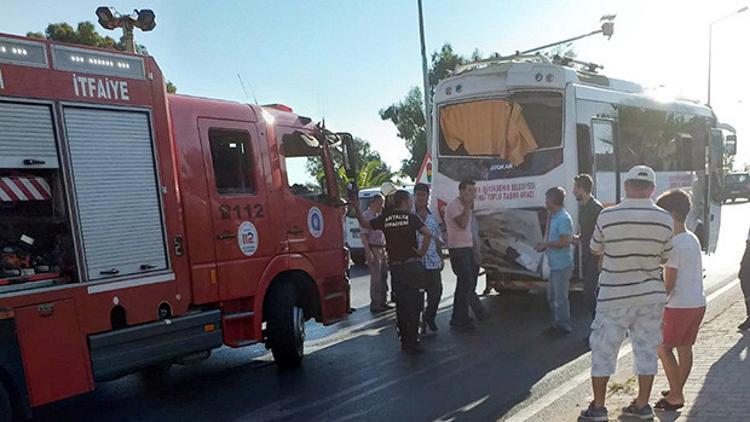 Antalya'da midibüsle kamyonet çarpıştı: 15 yaralı