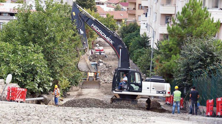 Çöken yol yeniden yapılıyor