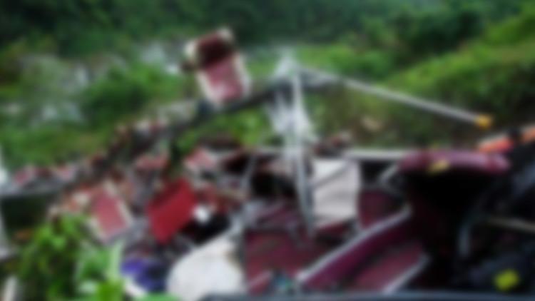 Laos'ta tur otobüsü yoldan çıktı: 13 ölü