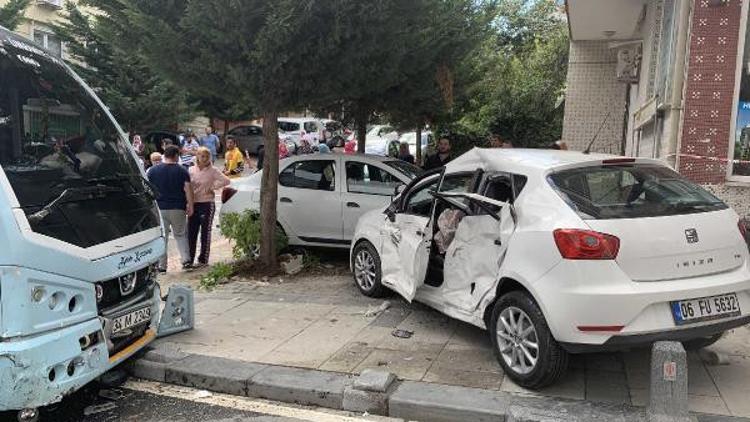 Ümraniye'de minibüs ile otomobil çarpıştı; 1'i bebek 6 yaralı