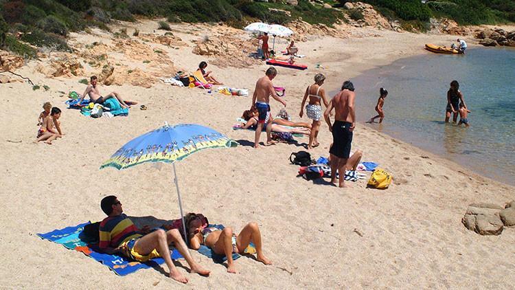 Sardinya'dan 40 kilo plaj kumu 'çalan' çifte 6 yıl hapis şoku