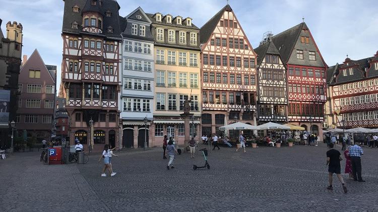 Nehir kıyısında modern bir şehir: Frankfurt