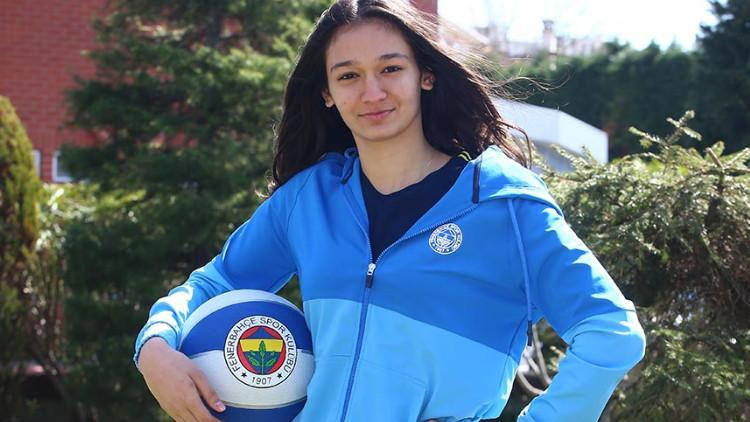 Fenerbahçe'de İdil Saçalır'la profesyonel sözleşme yapıldı