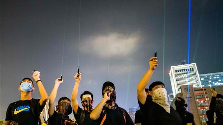 Hong Kong Havalimanı'ndaki protesto yasağı uzadı