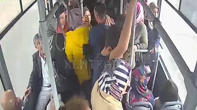 Otobüsünde kalp spazmı geçiren kadını, hastaneye yetiştirdi