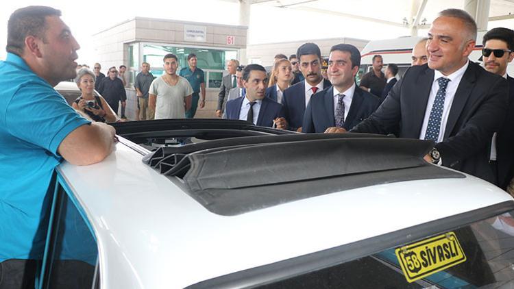 Kapıkule'de gurbetçileri ziyaret etti