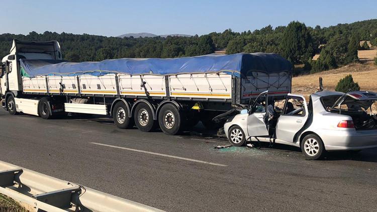 Kütahya'da otomobil tıra çarptı: 2 ölü, 4 yaralı