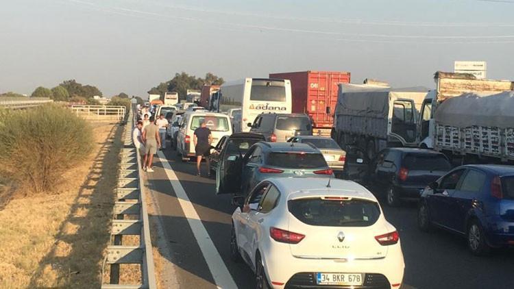 Çift yönlü ulaşıma kapandı! Metrelerce kuyruk oluştu