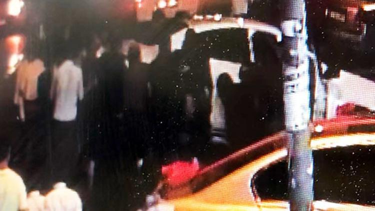 Annesi çığlık çığlığa yardım istedi! Otomobili böyle kaldırıp kurtardılar