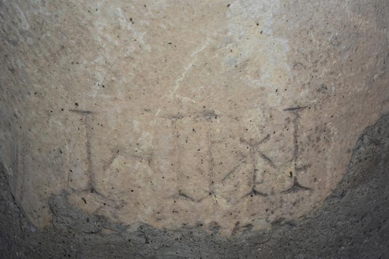 25 yıldır masa olarak kullanılıyordu O taş meğer...