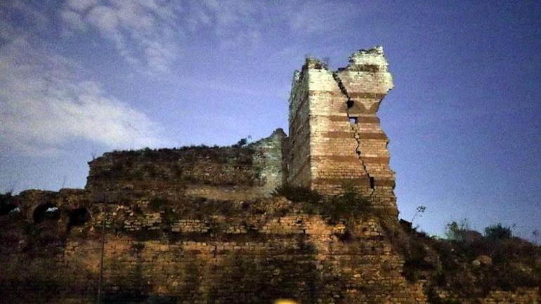 Tarihi İstanbul surları da depremden zarar gördü