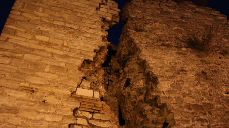 Tarihi İstanbul surları da depremden zarar gördü