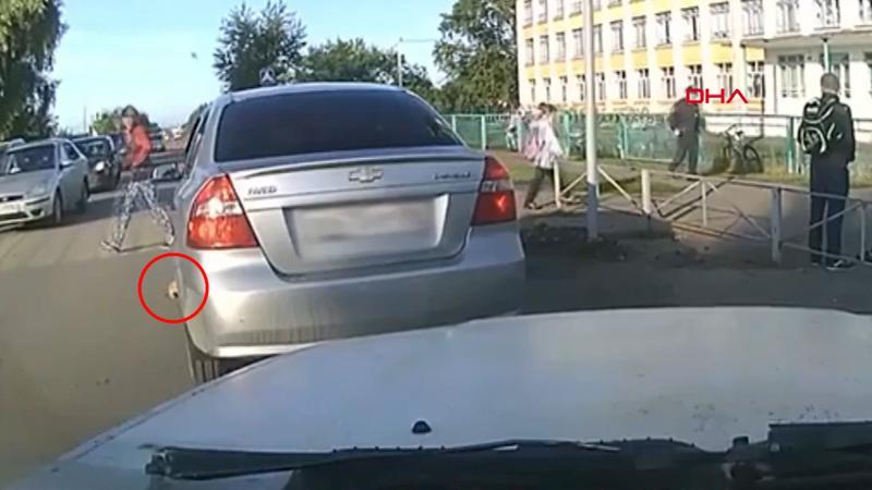 Yavru kediyi ezilmekten son anda kurtardı