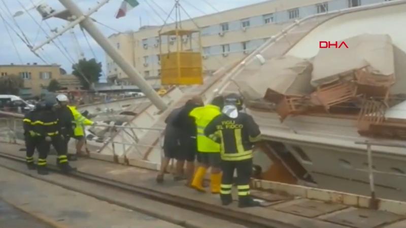 İtalya’da limanda lüks yat devrildi